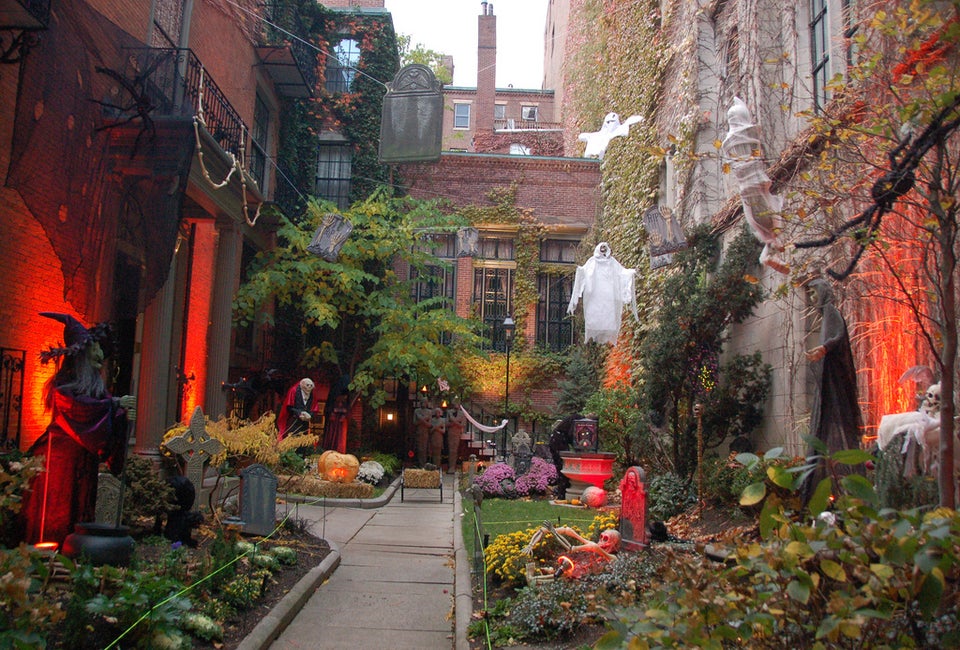 Head to Beacon Hill for one of the best neighborhoods in Boston to see Halloween decorations in 2025. Photo by Chris Devers/CC BY 2.0
