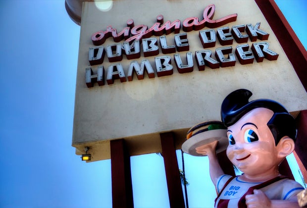 LA Restaurants with Outdoor Dining for Kids: Bob's Big Boy has loads of outdoor seating