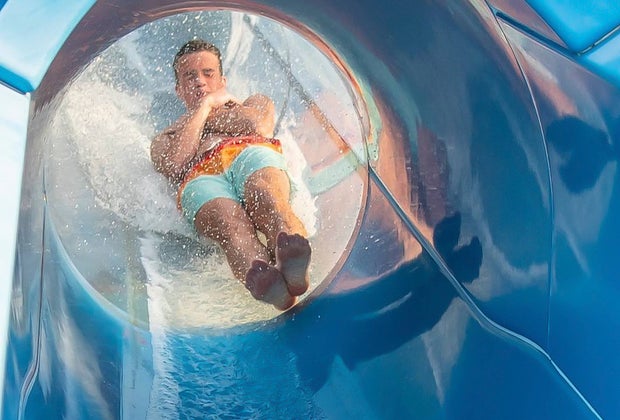 Best Outdoor Water Parks in Los Angeles for Family Fun: Raging Waters