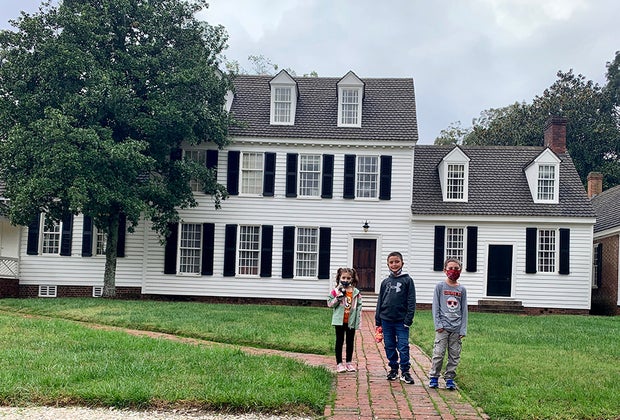 Things To Do in Williamsburg, VA with Kids: Pose kids in front of colonial houses