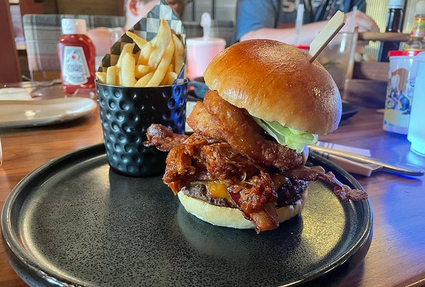 Great Wolf Lodge Poconos: Fireside's Smokehouse Burger and fries