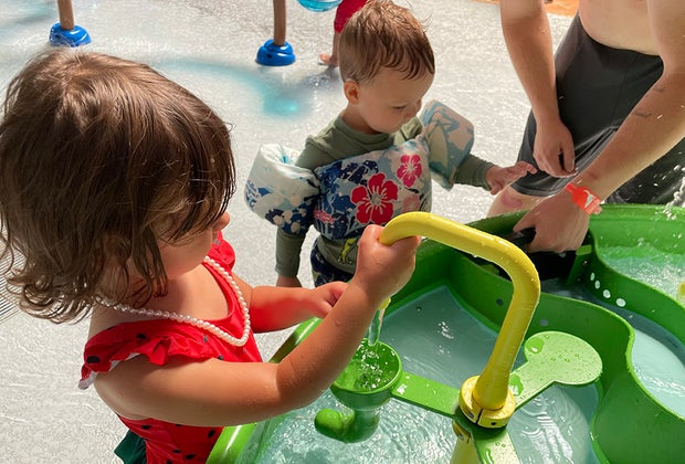 Great Wolf Lodge Poconos: Kids play at water table