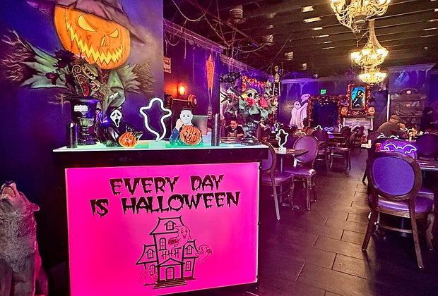 Haunted House of Hamburgers: Interior decor