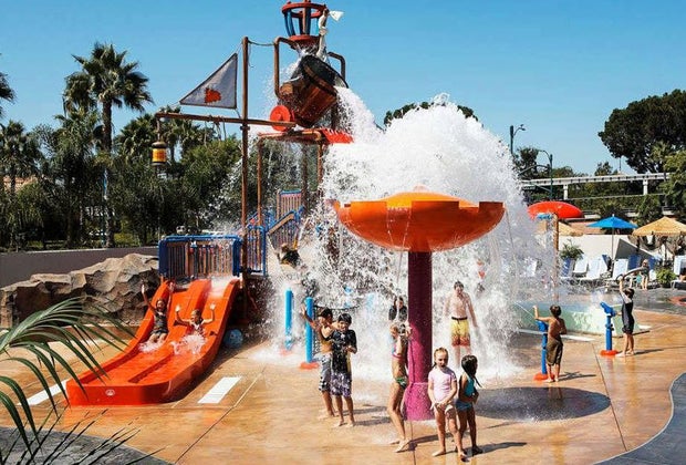 Best Hotels in Los Angeles for a Family Vacation: Howard Johnson in Anaheim