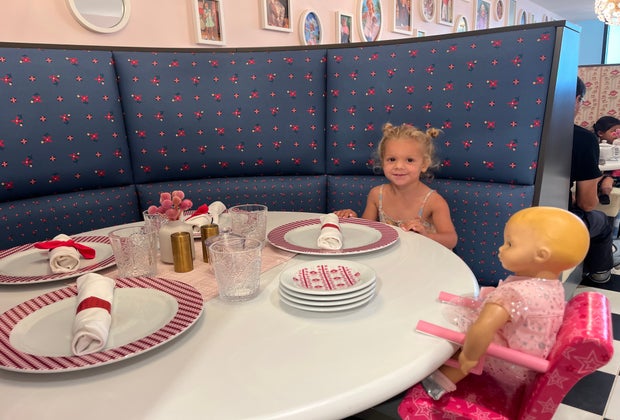 American Girl Store Opens in Los Angeles: American Girl Cafe and teatime