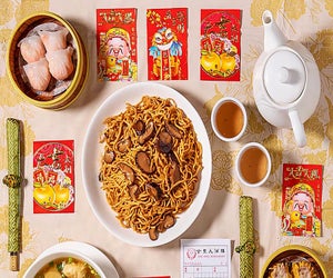 Tuck into some dim sum at Jing Fong in Chinatown.