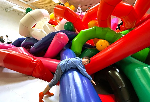 Pop-up Immersive Art Installation Inspired by Jeff Koons
