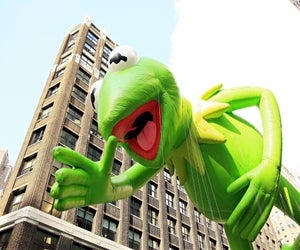 Enjoy Kermit and the Macy's Thanksgiving Day Parade online. Photo courtesy of Macy's, Inc.