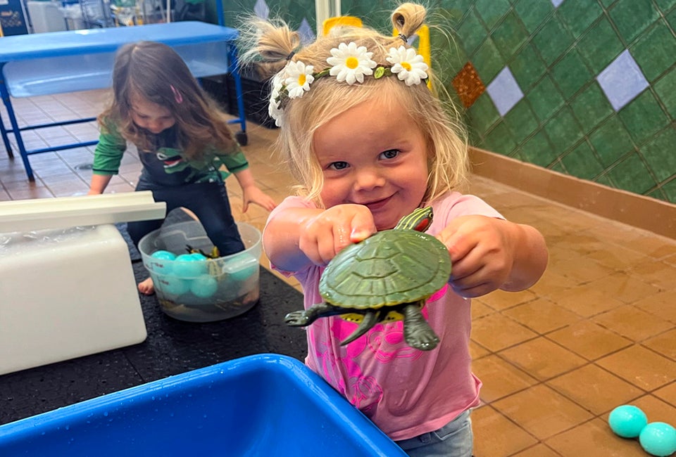 Little girl playing in the water lab. Photo by Kylie Williams