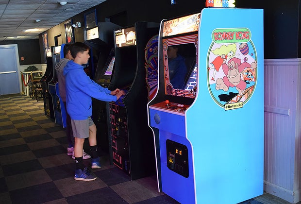 Axe Throwing and Smash Painting arcade