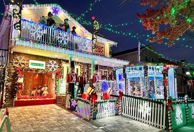 Christmas lights in NYC: Lights 4 Life