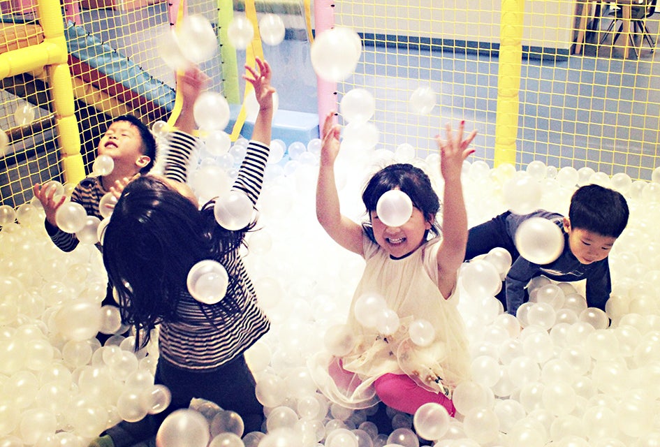 Watch kids have a blast in the bubble ball area at Lily and Liam while you sit nearby sipping coffee. 