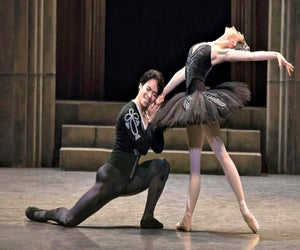 Los Angeles Ballet's Swan Lake. Photo by Reed Hutchinson 