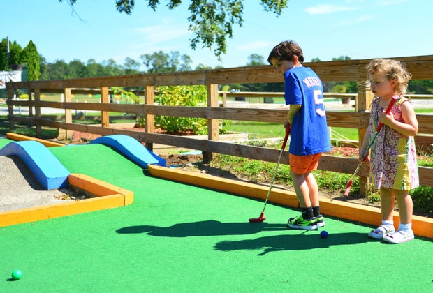 Mini golf in NYC Turtle Cove Golf Center