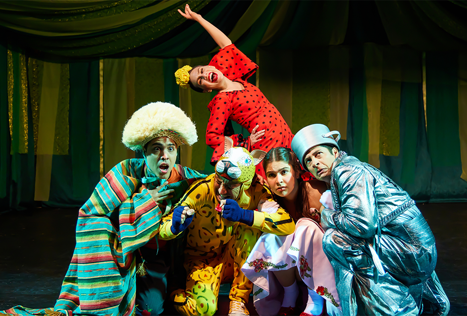 El Otro Oz by TheaterWorksUSA is a bilingual take on The Wizard of Oz. Photos by Jeremy Daniel.