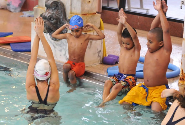 Free swimming lessons in NYC: Kids on edge of pool