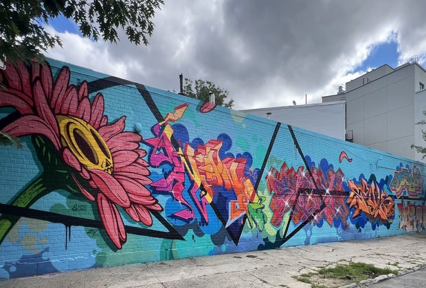 Public art scabvenger hunt in NYC: Welling Court Mural Project