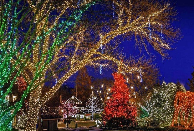 Inexpensive Winter Weekend Getaways from NYC: Peddlar's Village Christmas lights