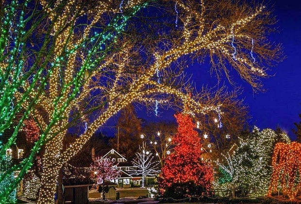 Inexpensive Winter Weekend Getaways from NYC: Peddlar's Village Christmas lights