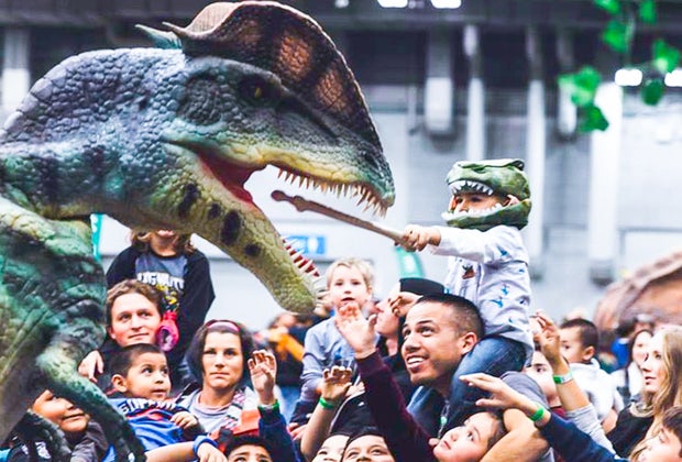 Photo of crowd around a dinosaur exhibit, Best of 2022.