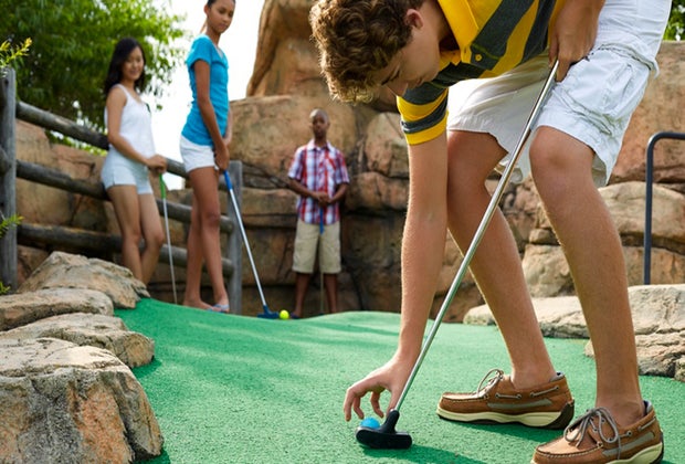 Photo of kids on course of indoor mini golf near Boston