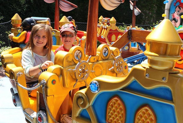 Best Amusement Parks in the Chicago Area for Families: kids on an amusement park ride
