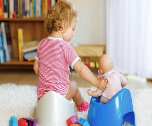 Having a friend potty train with you can make it more fun! Photo courtesy of Canva