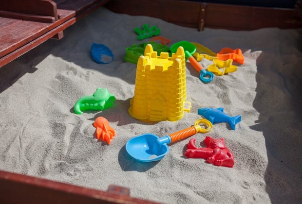 LA Restaurants with Outdoor Dining for Kids: kids can play while parents grab a brew