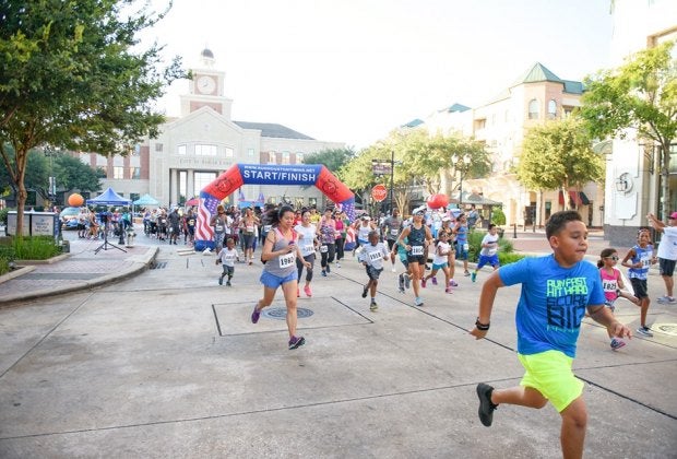 Families line up at the start line to help end hunger in preschool-aged children and get fit. Photo courtesy of J. Vince Photography.