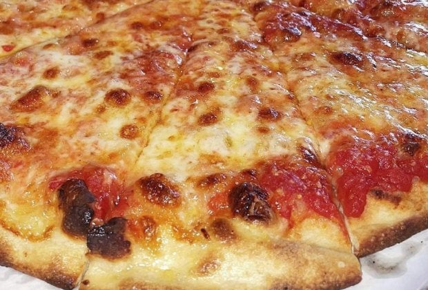 Frank Pepe's delicious pizza. Photo courtesy of @threeohfries