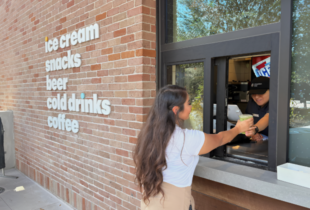 Right by the zoo entrance, Jack's Cafe has a quick serve window for snacks and drinks before you start exploring.
