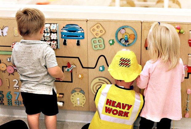 Tig & Peach is a thoughtfully designed indoor play space for young children, parents, and caregivers. 