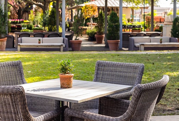 Tiny Boxwoods serves their breakfast outside.