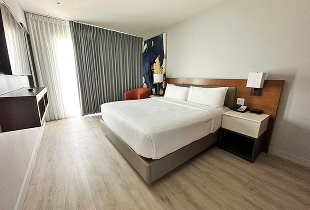  Embassy Suites Aruba by Hilton: hotel bedroom