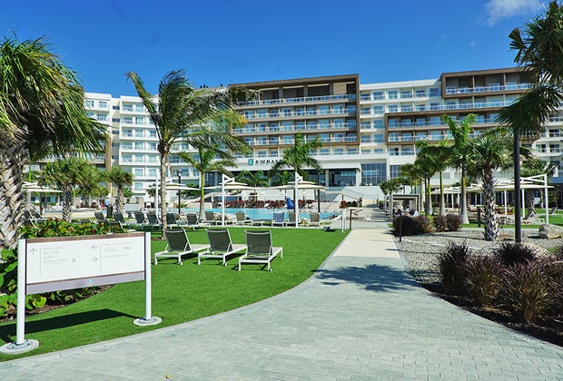 Embassy Suites Aruba by Hilton: view of hotel and pool