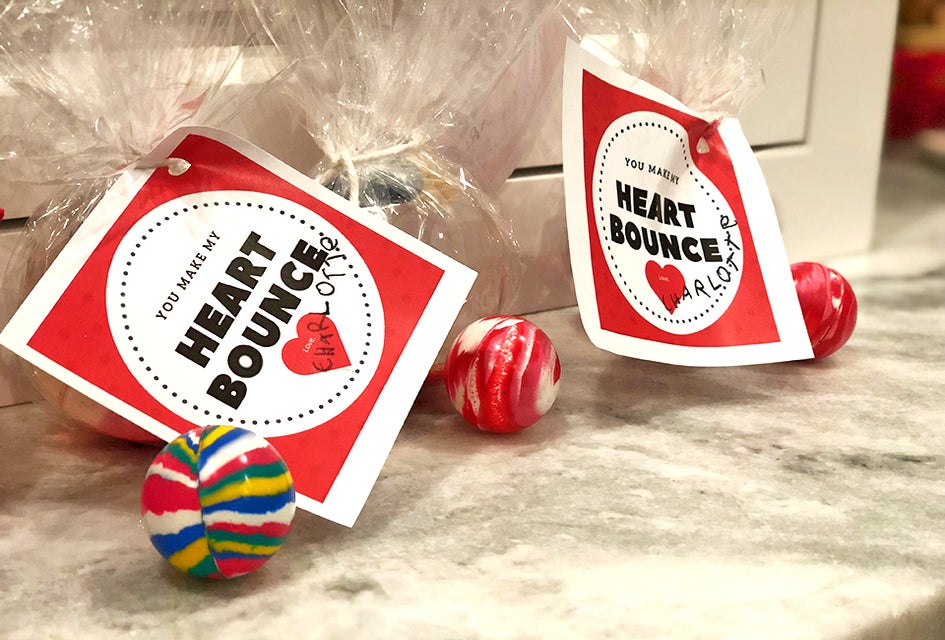 Last minute, easy Valentine's Day cards, here we come. Photo by Ally Noel for Mommy Poppins