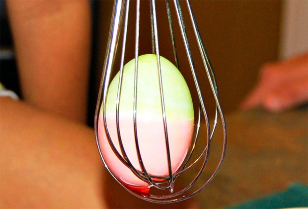 How to Dye Easter Eggs: No messy hands with this genius whisk trick.