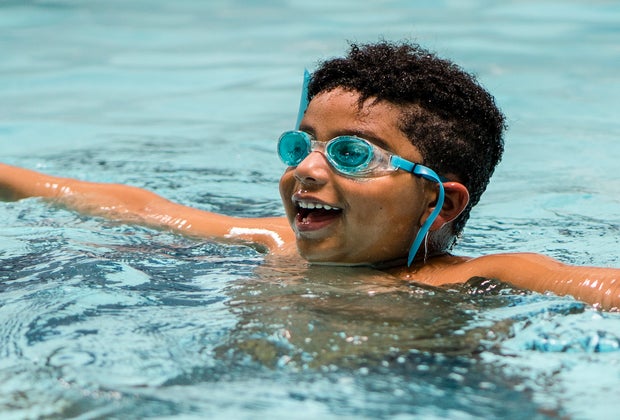 Image of a child swimming - free swimming pools in Boston
